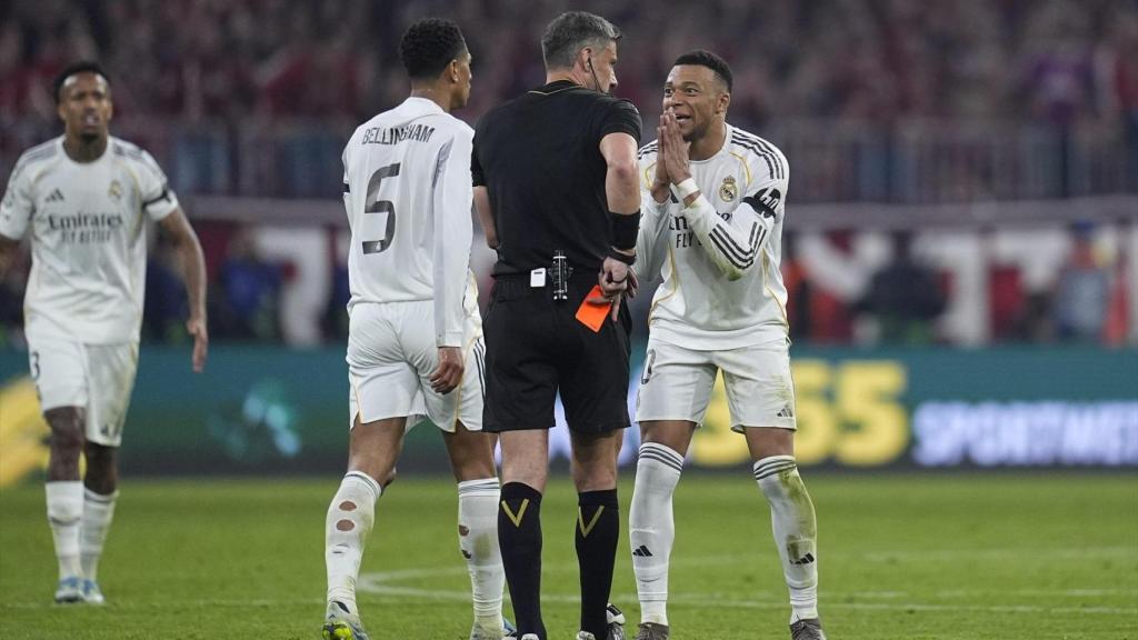 Mbappé protesta contra Slavko Vincic tras mostrar la tarjeta roja a Camavinga