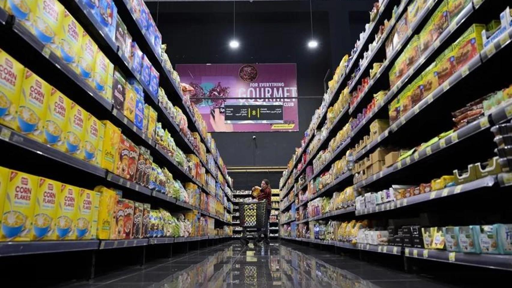 Fotografía de archivo de una persona comprando en un supermercado.