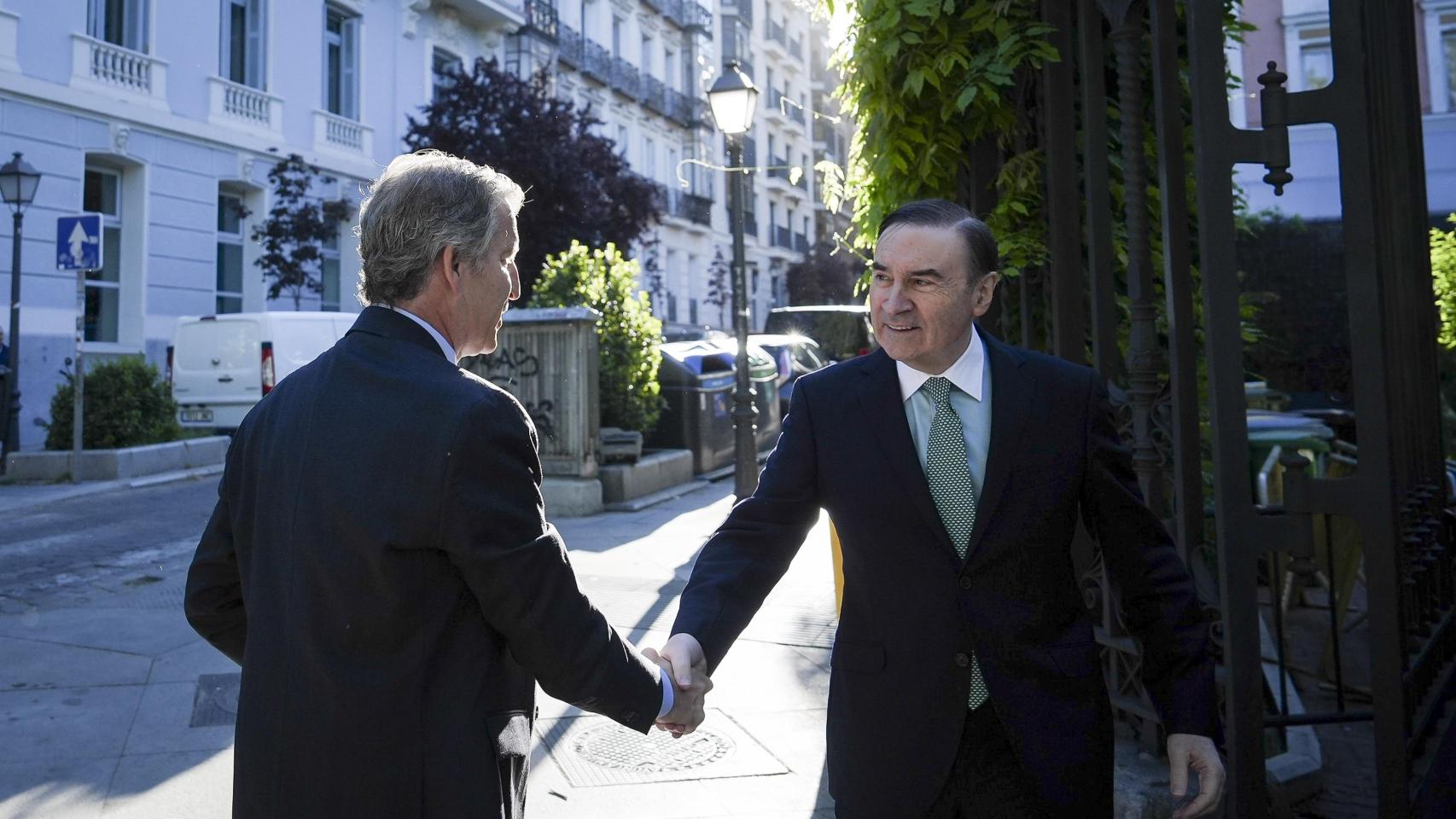 Pedro J. Ramírez, presidente ejecutivo y director de EL ESPAÑOL, recibe a Alberto Núñez Feijóo, presidente del PP; en la apertura de la cuarta jornada del Wake Up, Spain! Wake Up, Europe! 'Crecimiento, cohesión e incertidumbre'.