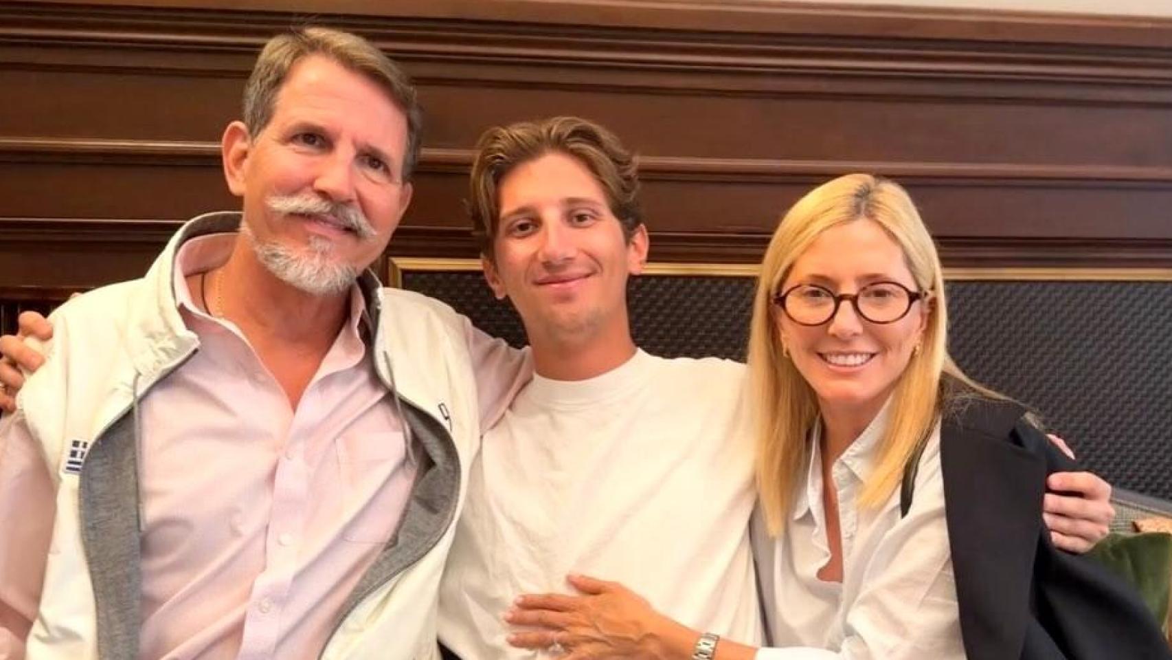 Pablo y Marie-Chantal de Grecia junto a su hijo Odysseas.