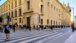 Largas colas en el padrón de Valencia. EE