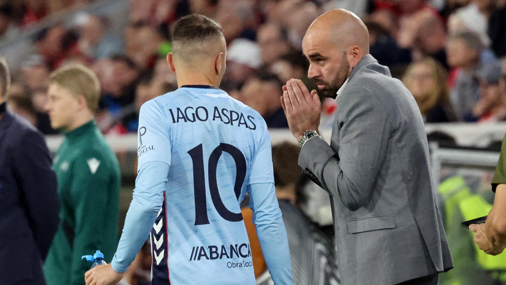 Iago Aspas hablando con Giráldez.