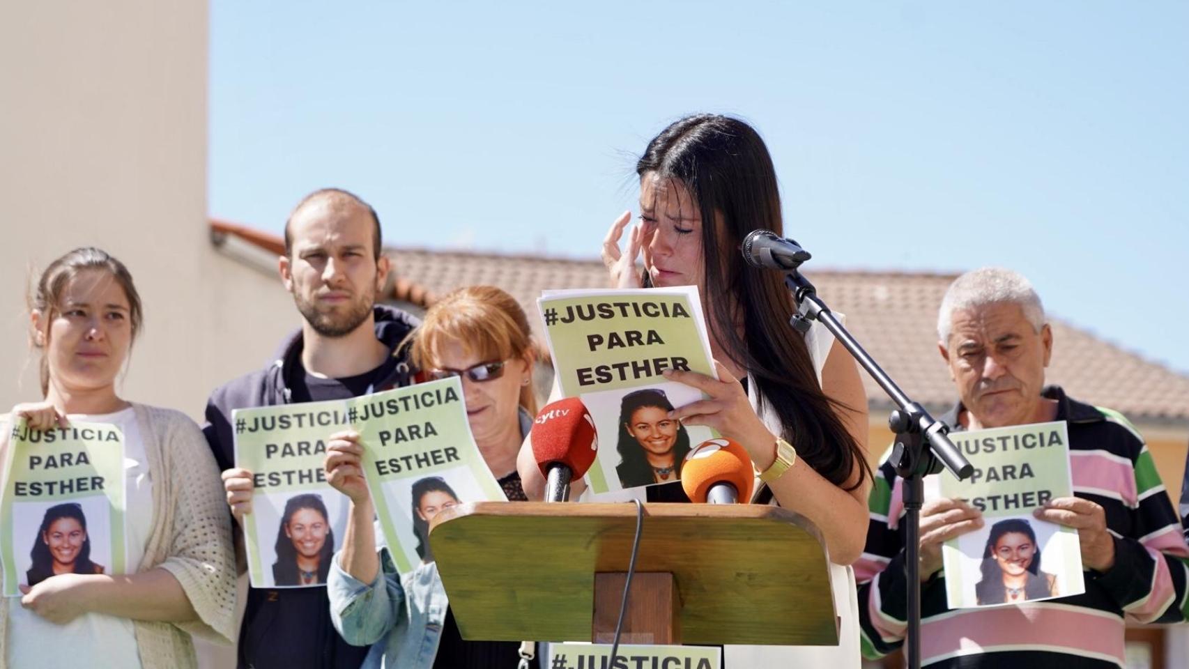 Inés López, hermana de Esther, en una concentración ciudadana en Traspinedo (Valladolid)