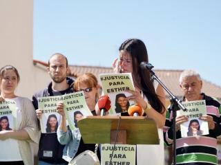Inés López, hermana de Esther, en una concentración ciudadana en Traspinedo (Valladolid)