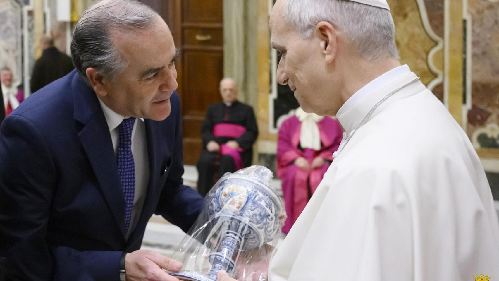 El Papa León XIV y el alcalde de Talavera de la Reina, José Julián Gregorio, en el Vaticano.