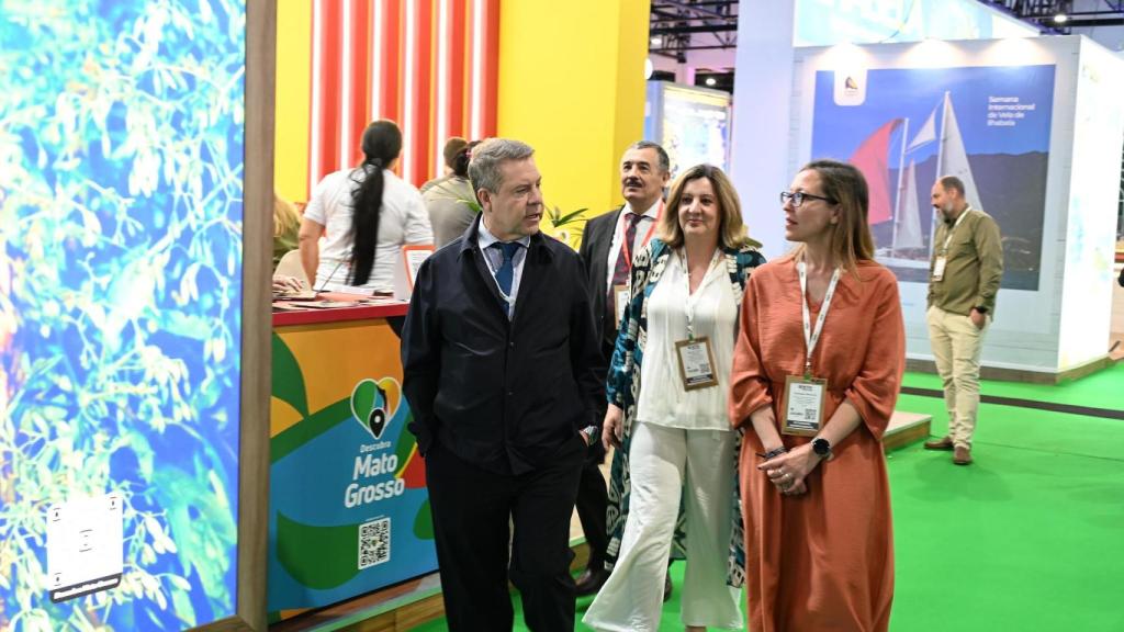 El presidente de Castilla-La Mancha, Emiliano García-Page; la consejera de Economía, Empresas y Empleo, Patricia Franco y Aránzazu Pérez Gil, directora general de Turismo, Comercio y Artesanía en Sao Paulo.
