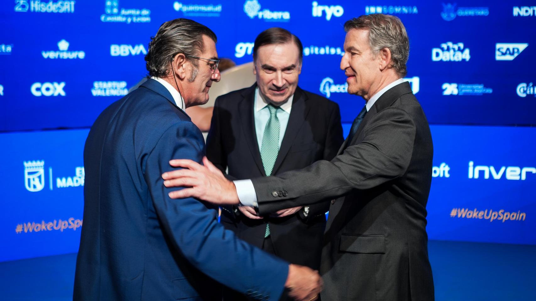 De izquierda a derecha; Juan Abarca Cidón, presidente de HM Hospitales; Pedro J. Ramírez, presidente ejecutivo y director de EL ESPAÑOL; Alberto Núñez Feijóo, presidente del PP; en la apertura de la cuarta jornada del Wake Up, Spain! Wake Up, Europe! 'Crecimiento, cohesión e incertidumbre'.