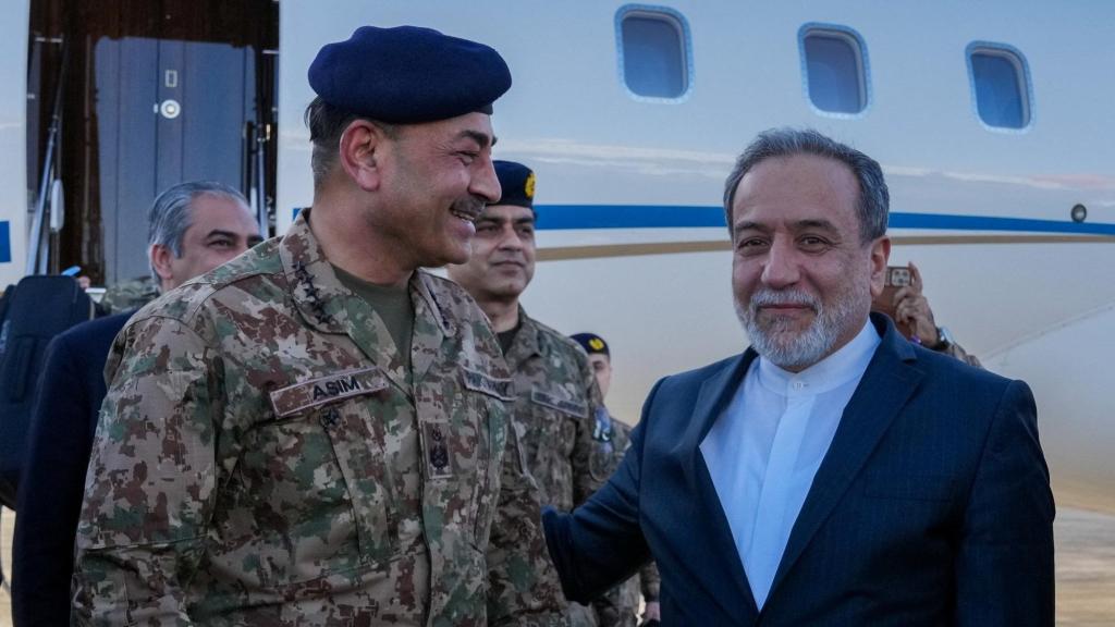 The Iranian Foreign Minister, Abbas Aragchi, receiving the head of the Pakistani Army, Asim Munir, in Tehran this Wednesday in Tehran.