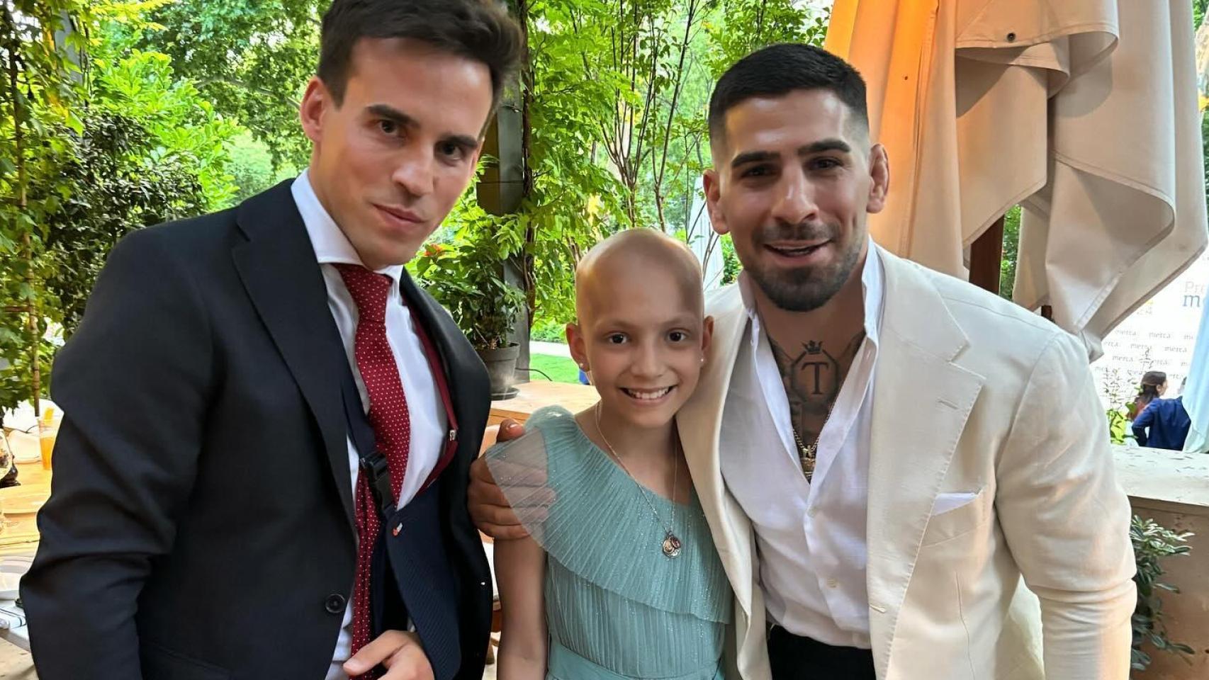 Gonzalo Caballero junto a María Caamaño e Ilia Topuria.