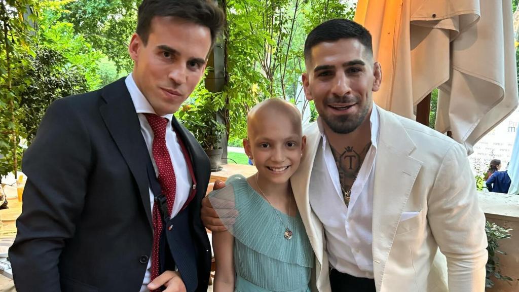Gonzalo Caballero junto a María Caamaño e Ilia Topuria.