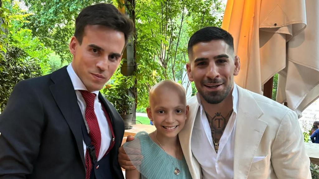 Gonzalo Caballero junto a María Caamaño e Ilia Topuria.