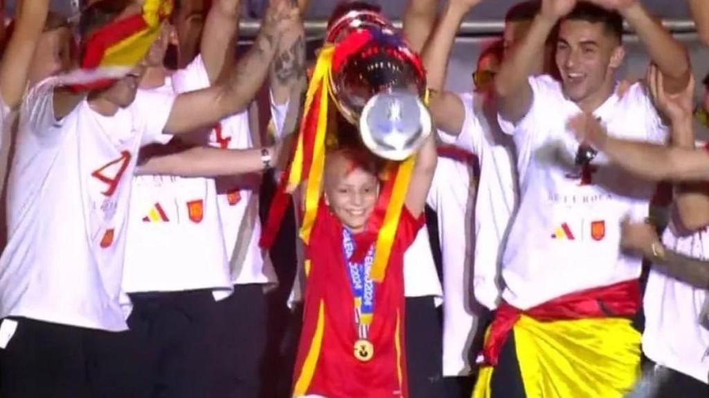 María, levantando la copa en la Eurocopa.