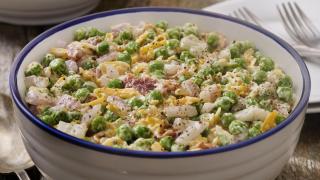 Una cremosa ensalada de guisantes.