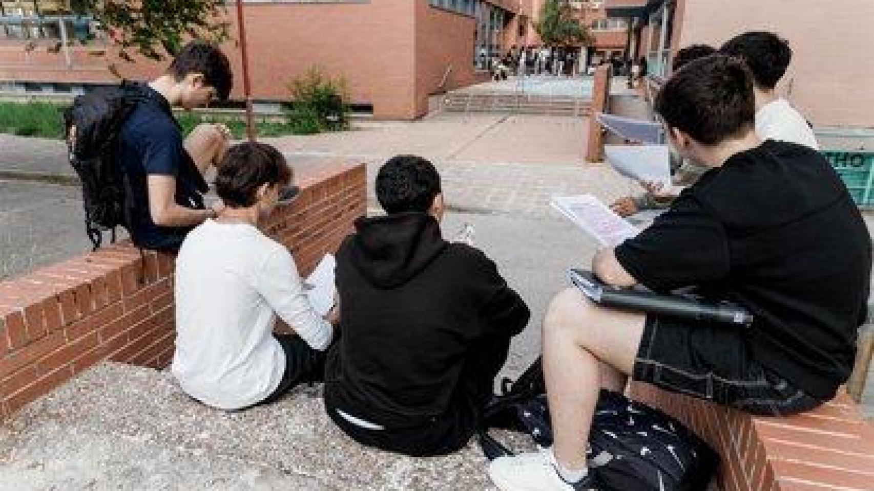 Alumnos repasan apuntes sentados en un instituto - Europa Press