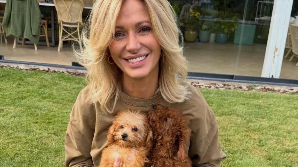 Susanna Griso con sus dos nuevos cachorros.