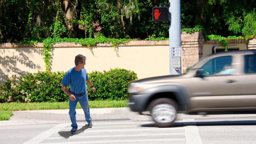 Cruce en un paso de peatones.