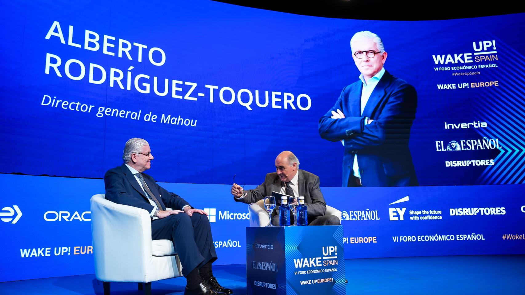 Alberto Rodríguez-Toquero, director general de Mahou San Miguel junto a Fernando Pastor, corresponsal económico de EL ESPAÑOL-Invertia