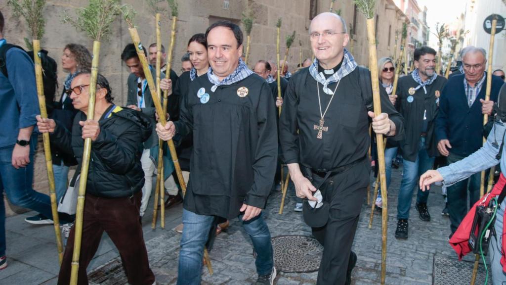 El presidente de la Generalitat, Juanfran Pérez Llorca, procesionando junto al obispo Munilla.
