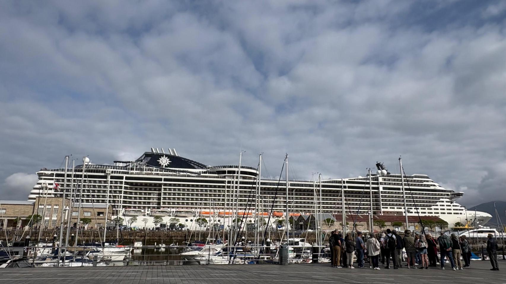 La doble escala de cruceros, turistas y aficionados del Friburgo llenan el Puerto de Vigo