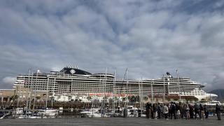 La doble escala de cruceros, turistas y aficionados del Friburgo llenan el Puerto de Vigo