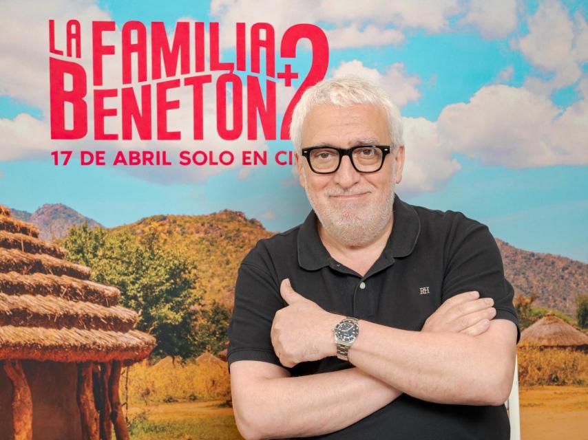 Leo Harlem junto al cartel de su película.