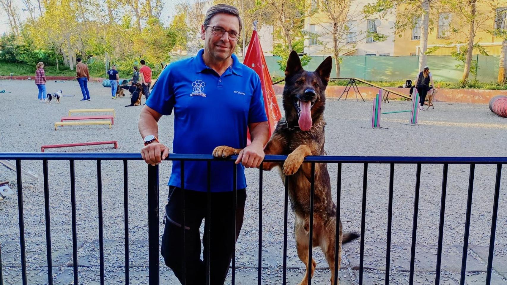 David García, educador canino, y su mascota Cucho, en el área de entrenamiento de Quercus.
