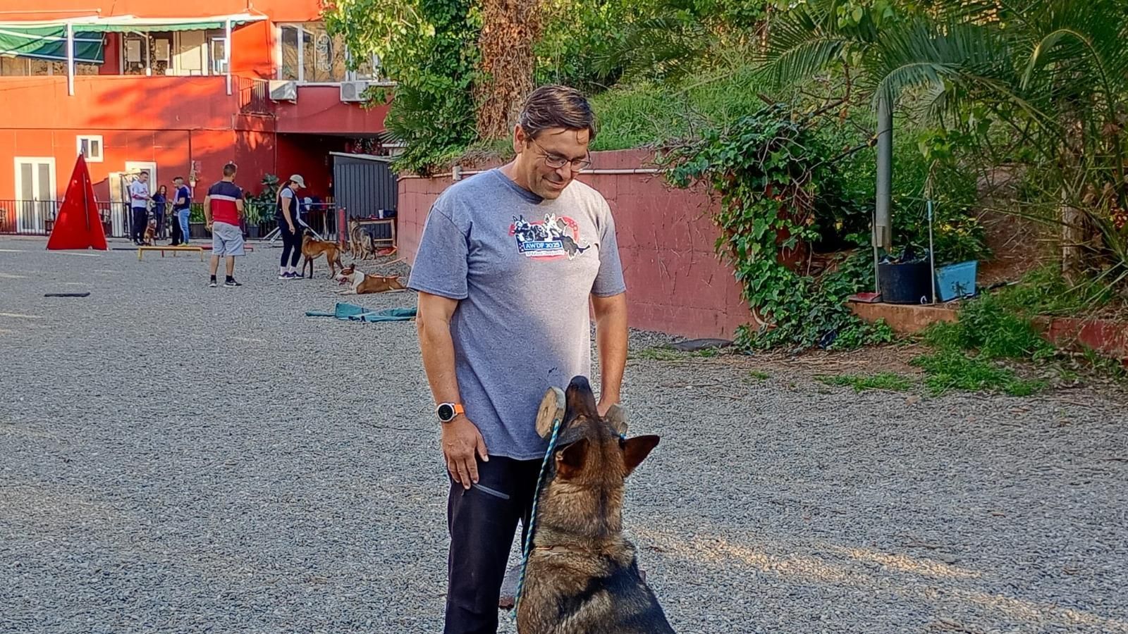 Dave Perro David, 30 años de experiencia y 11.000 perros adiestrados: