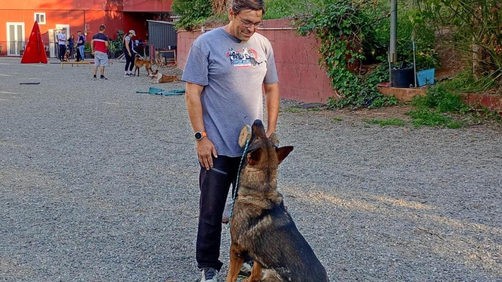 David García, educador canino, y su mascota Cucho, en el área de entrenamiento de Quercus.