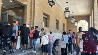 Larguísimas filas en el Ayuntamiento.