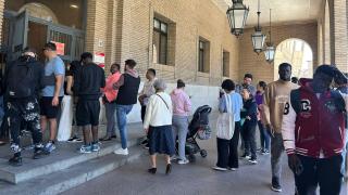 Larguísimas filas en el Ayuntamiento.