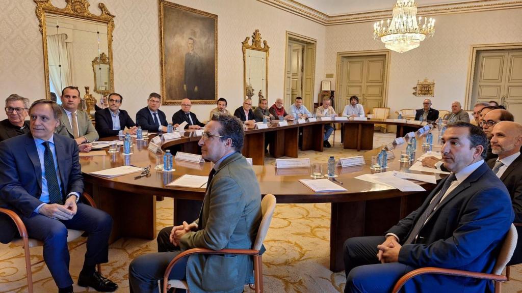 Imagen previa a la reunión de la Plataforma de defensa de las conexiones ferroviarias de Salamanca.