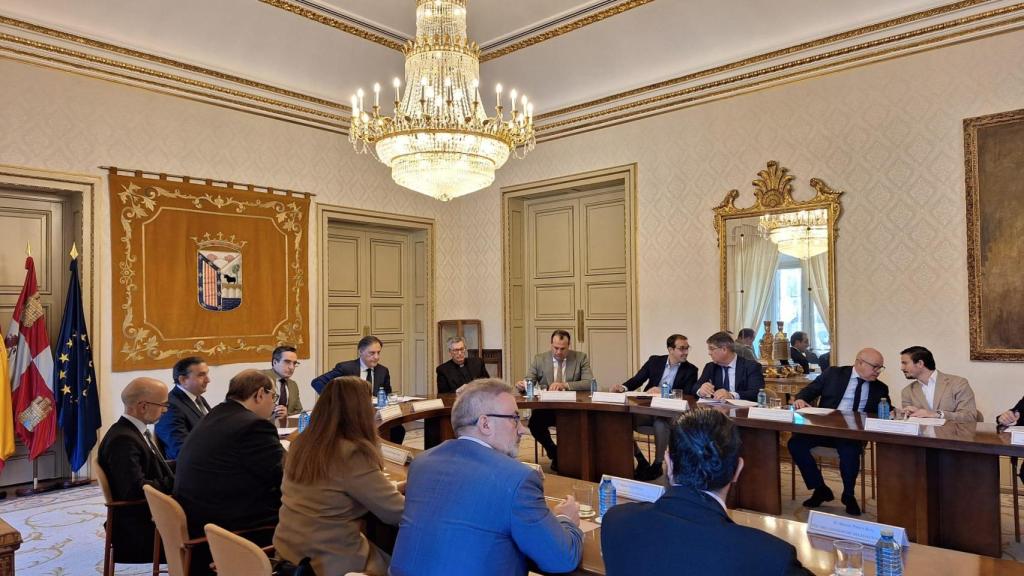 Reunión de la Plataforma de defensa de las conexiones ferroviarias de Salamanca en el Salón de Recepciones del Ayuntamiento de Salamanca.