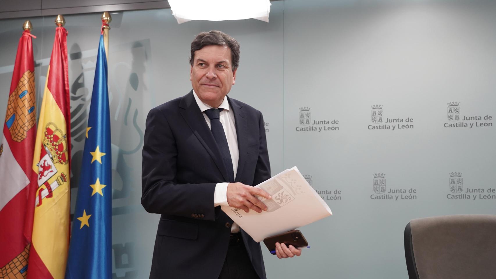 El portavoz y consejero en funciones de Economía y Hacienda, Carlos Fernández Carriedo, comparece en rueda de prensa posterior al Consejo de Gobierno.