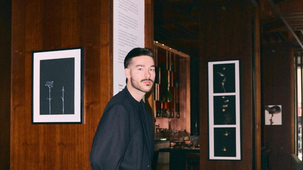 El artista junto a su exposicion.
