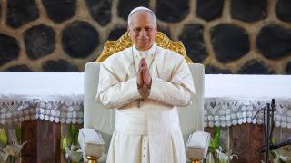 El papa León XIV en la catedral de Bamenda, en Camerún.