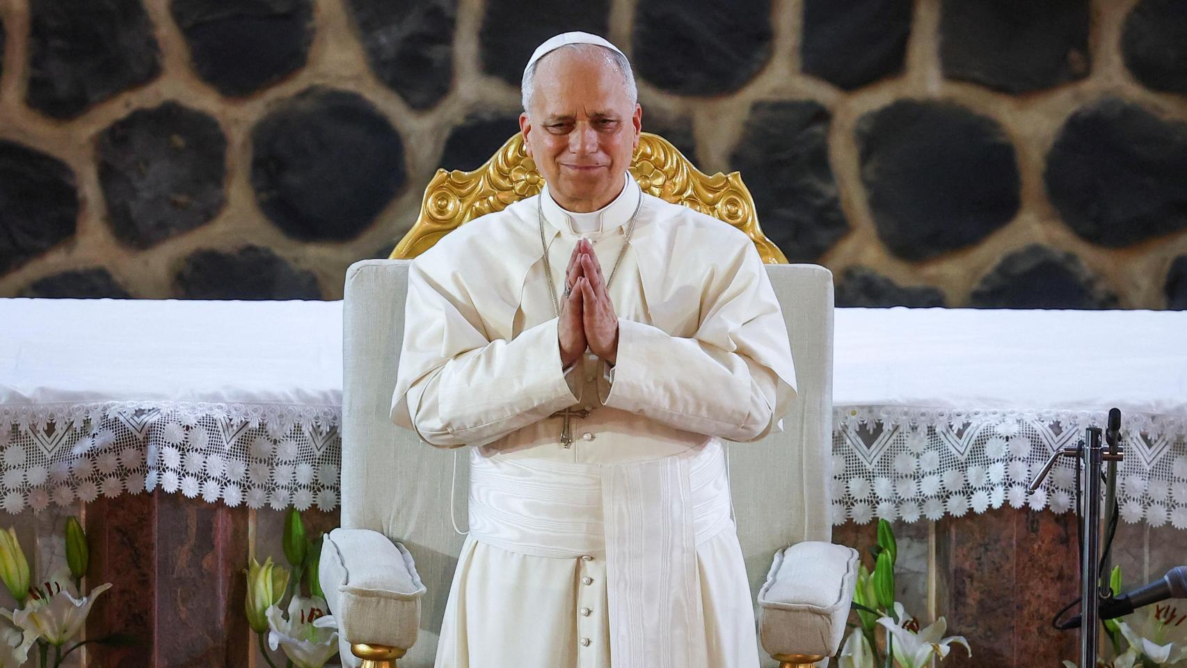 El papa León XIV en la catedral de Bamenda, en Camerún.