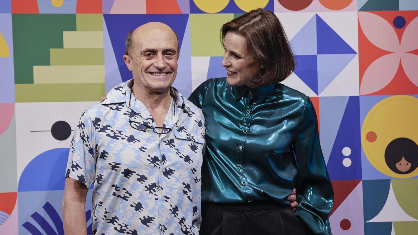 El actor Pepe Viyuela , que será distinguido con el Premio Corral de Comedias de la 49ª edición del Festival Internacional de Teatro Clásico de Almagro, acompañado de la directora del festival, Irene Pardo. Foto: EFE/ Marcos Villaoslada