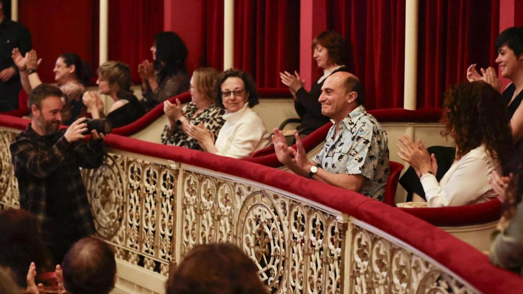 The actor Pepe Viyuela (c), who will be awarded the Premio Corral de Comedias of the 49th Festival Internacional de Teatro Clásico de Almagro, receives the applause of the assistants during the presentation of this festival this year at the Teatro de la Comedia de Madrid. Photo: EFE/ Marcos Villaoslada