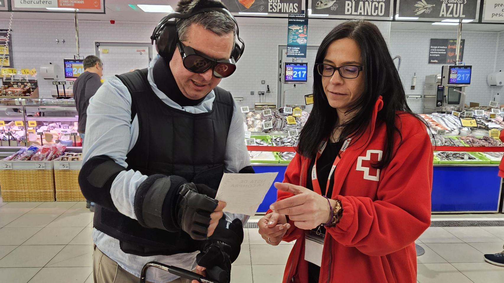 Imagen del taller inmersivo impartido por Cruz Roja en Ponferrada para implantar el modelo inclusivo de Vegalsa-Eroski con las personas mayores