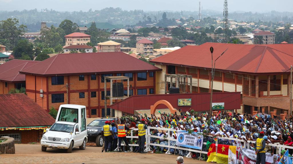 León XIV llegando en el papamóvil a la catedral de Bamenda.