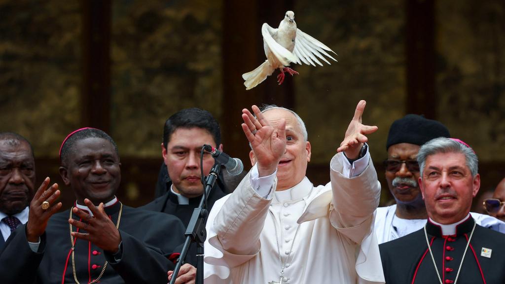 El Papa libera una paloma blanca durante su visita a Camerún.
