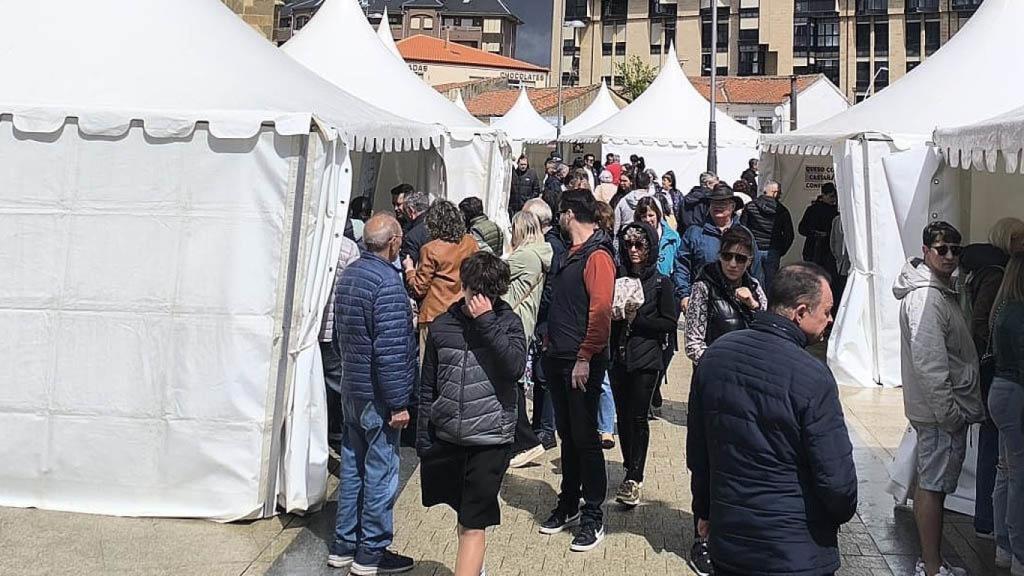 Imagen de diferentes personas en la Feria Esotérica de Astorga.