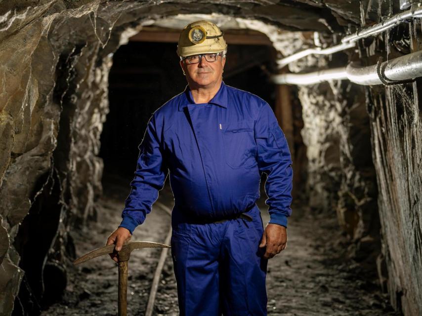 El alcalde con su lado minero en un montaje