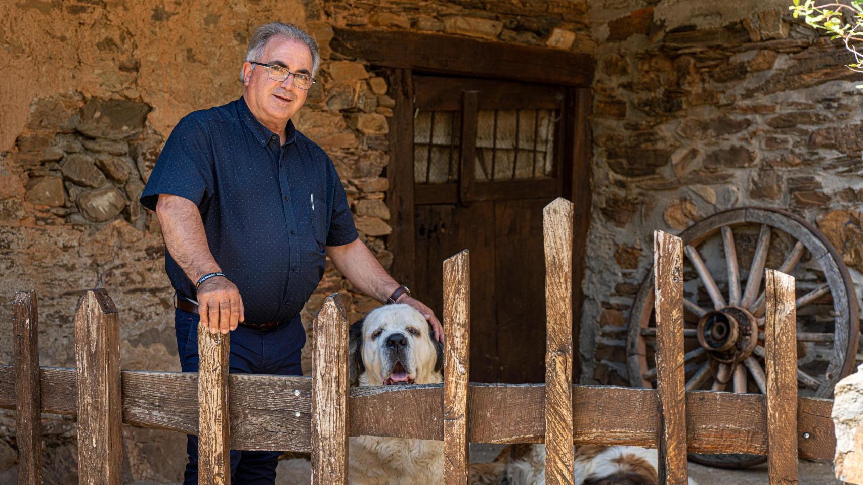 Ricardo Vila posa junto a uno de sus perros en San Facundo