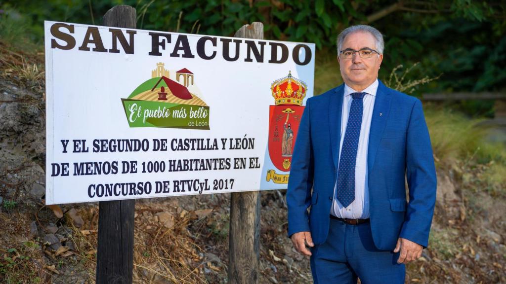 Ricardo posa junto a un cartel en el pueblo