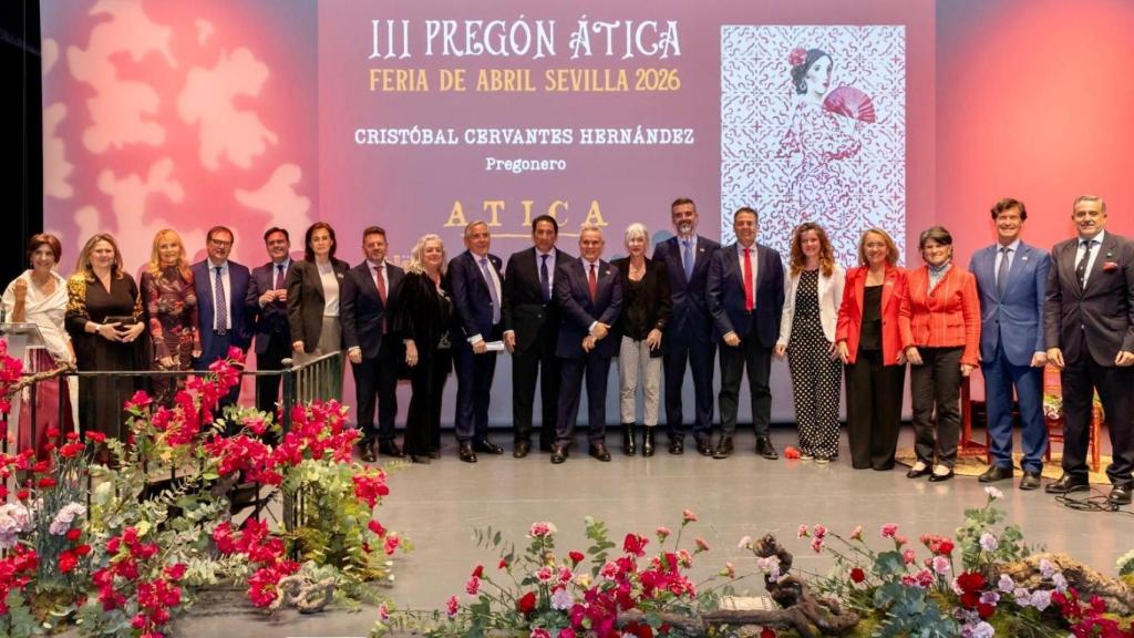 Foto de familia en la presentación del evento