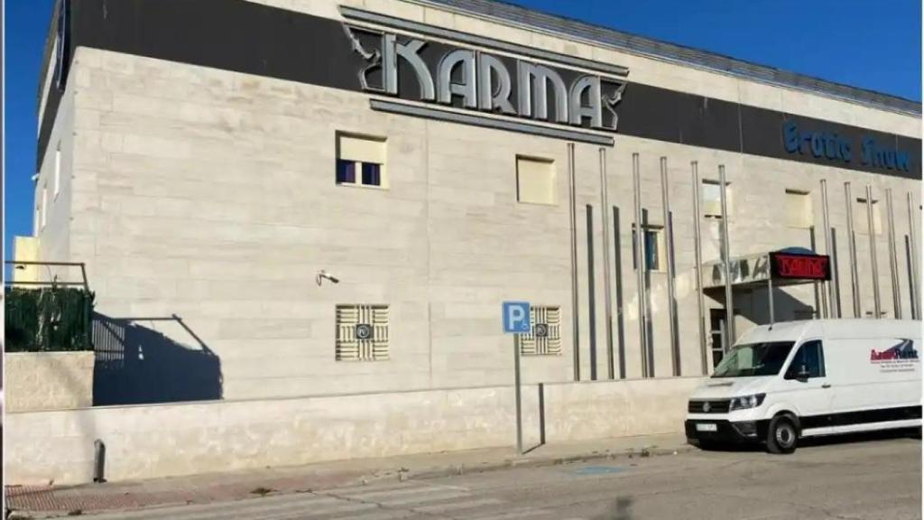 Fachada del prostíbulo Karma, situado en una nave industrial a unos 10 kilómetros de Ocaña (Toledo).