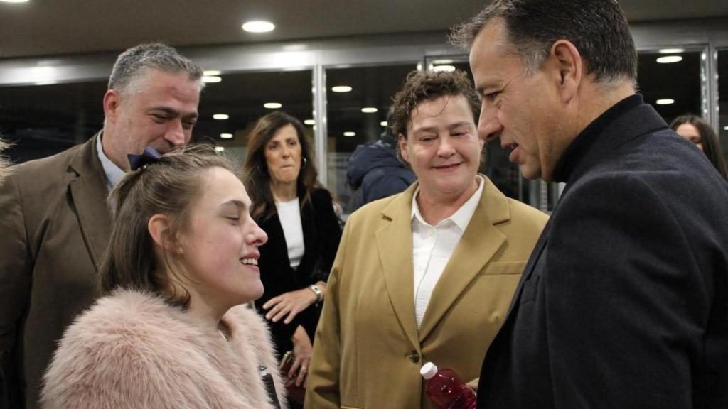 Cristina y María Ángeles junto al alcalde de Albacete, Manuel Serrano.