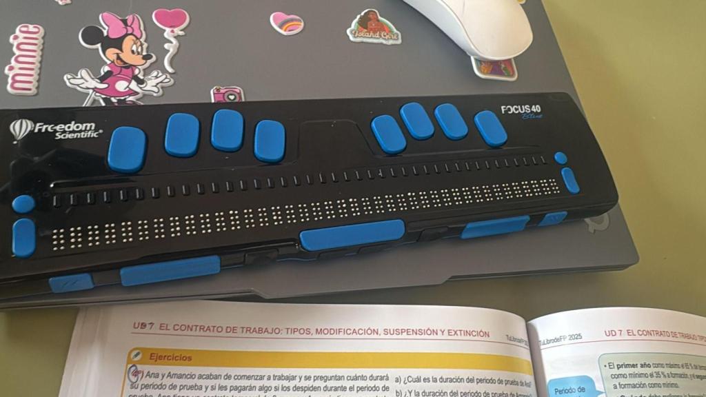 Aparato que emplea Cristina para tomar apuntes.