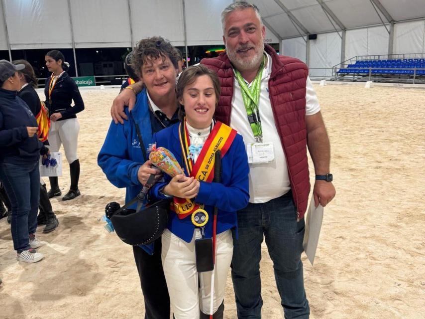 Cristina y sus padres en un foto personal tras un campeonato de hípica.